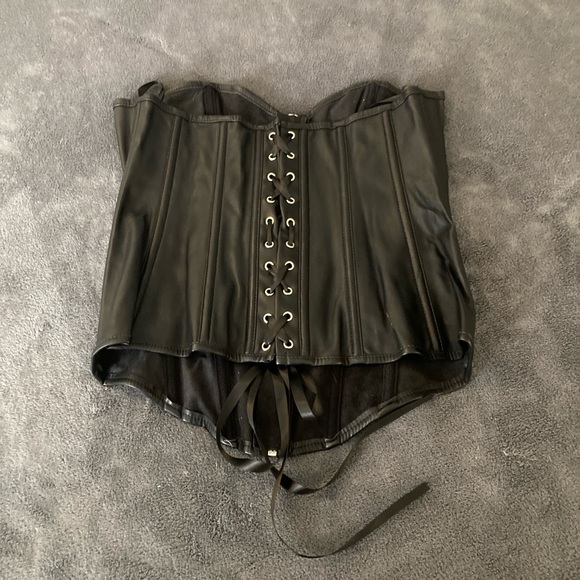 **SOLD**Women's Costume Corset & Blouse - Picture 6 of 10